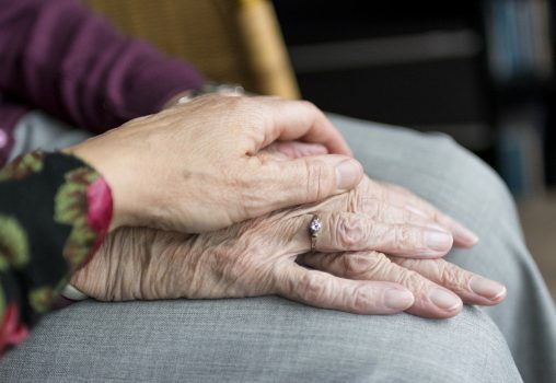Kwetsbare ouderen thuis: vernieuwing in zorgtoezicht gevraagd